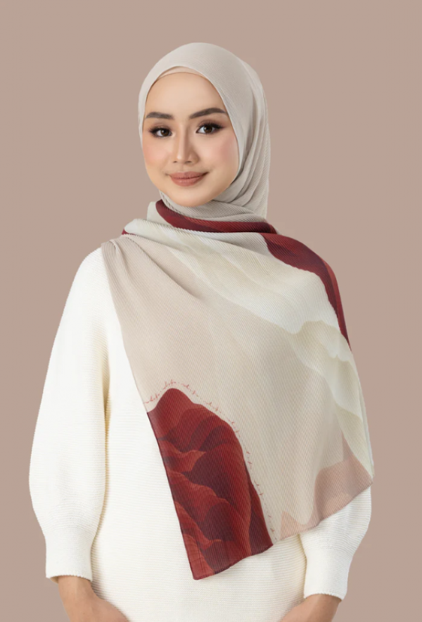 Hijab shawl dengan aksen lipit di bagian depan